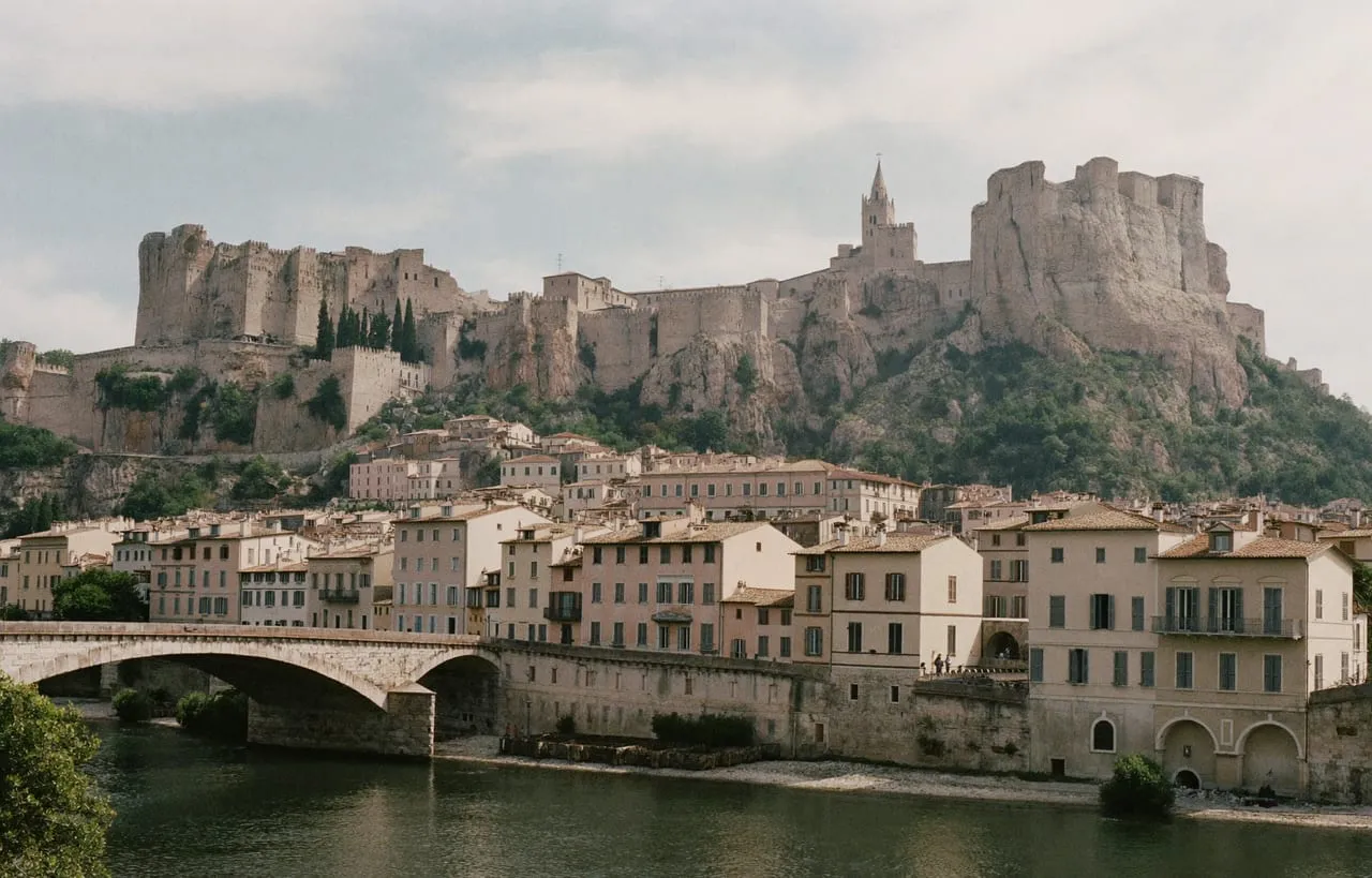 Le vieux Valence au-dessus du Rhône, face au château de Crussol